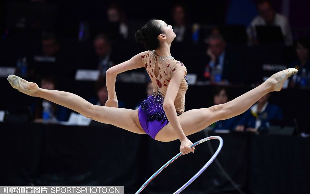 为什么本垒板后方的草皮通常被设计成不同方向的条纹